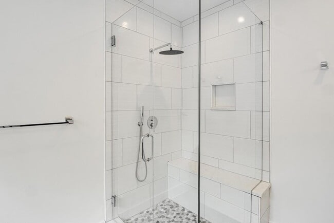 Building Photo - 564 Parkway Dr NE