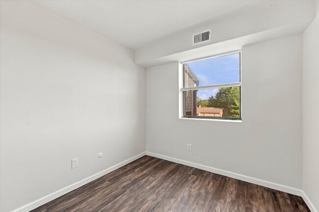 Building Photo - 1424 Valley Dr