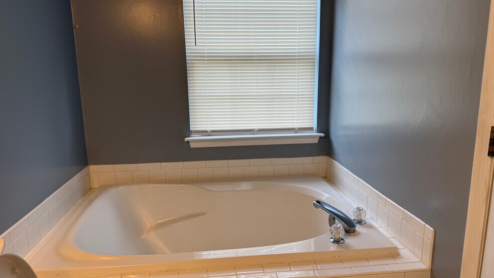 Building Photo - 4219 Star Cir