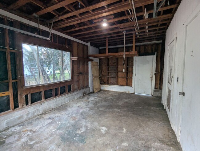 Building Photo - AVAILABLE NOW on this 18mo Lease Price - Great 3/1 located on the Westside and close to shopping,...