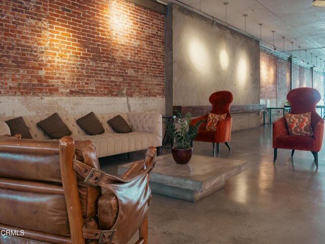 Building Photo - 530 S Hewitt St