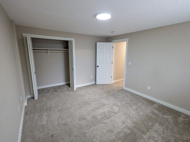 Building Photo - 1497 Golden Ln N