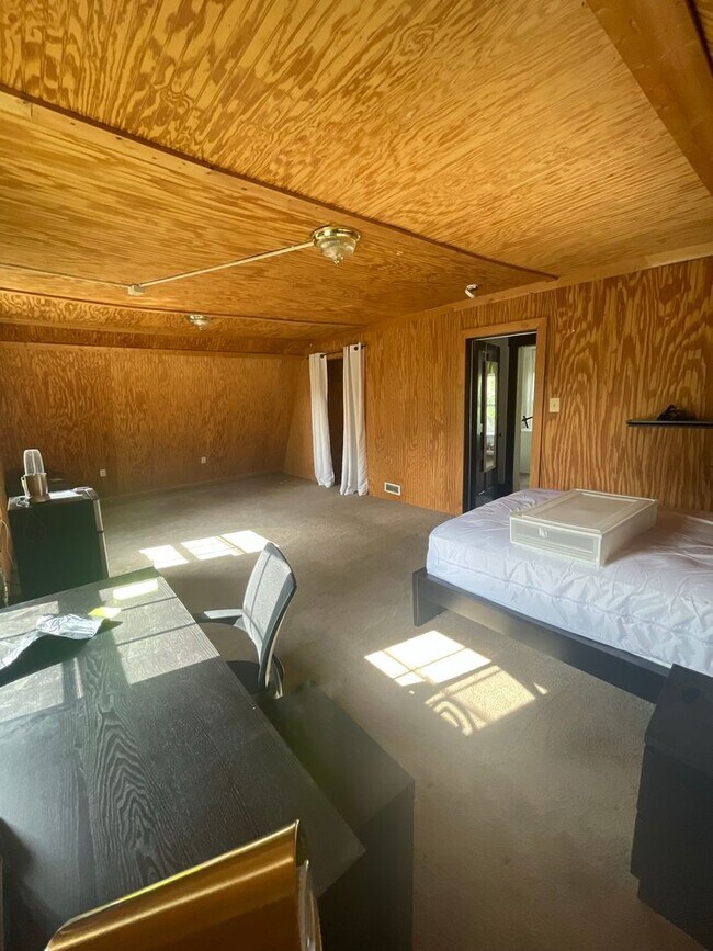 Building Photo - 841 E University Ave