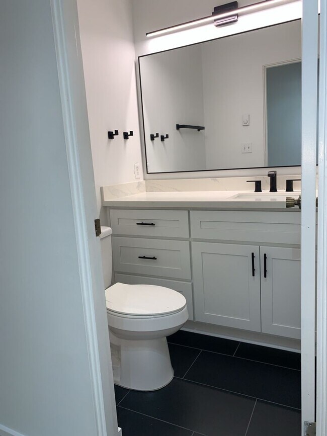 Building Photo - Beautiful Ground Floor Unit-  1BD/1.5BA