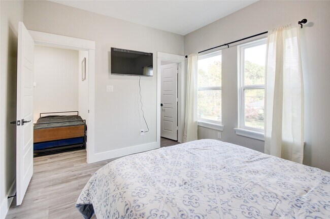 Building Photo - 9305 Tower St