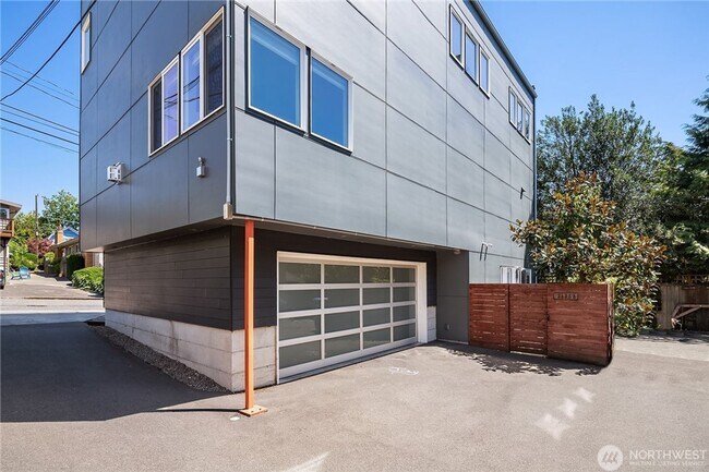 Building Photo - 3bd/2.5ba Seattle Home
