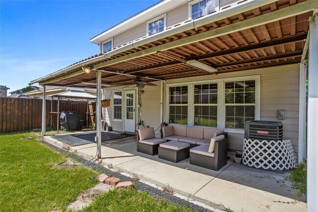 Building Photo - Spacious 3 Bedroom, 2.5 Bath Home Ready fo...