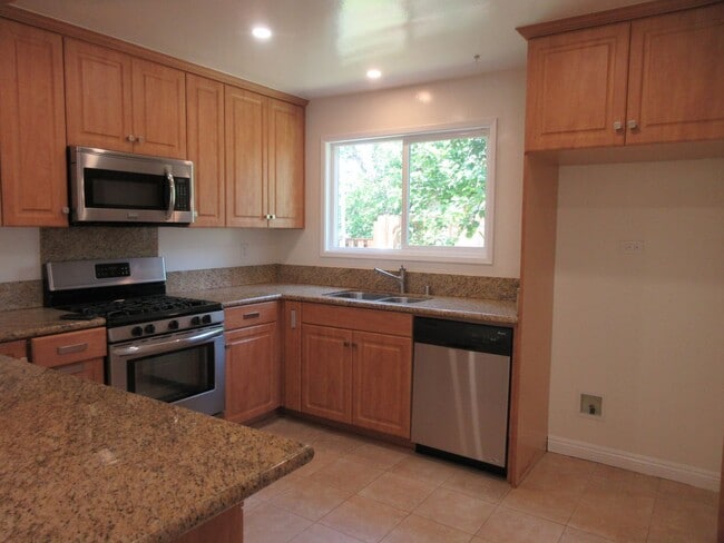 Building Photo - Reduced price on this Beautiful Porter Ran...