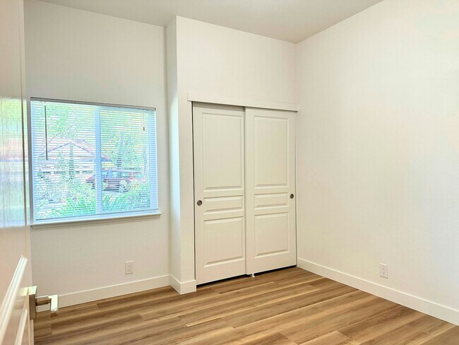 Building Photo - 1661 La Paloma Ct