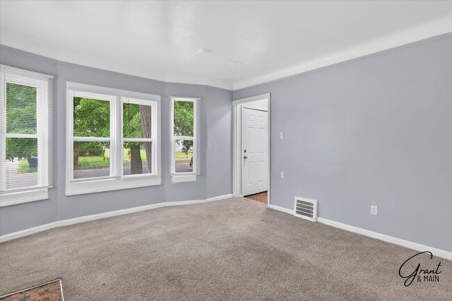 Building Photo - $1200 2 bedroom ranch