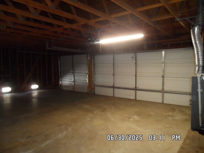 Building Photo - 3 Bedrooms, 2 Bathrooms, 3 Car Garage, Fir...