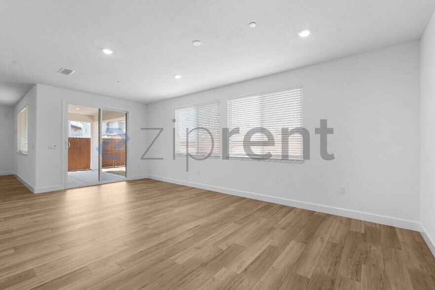 Building Photo - Unit