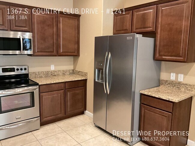 Building Photo - 1367 S Country Club Dr