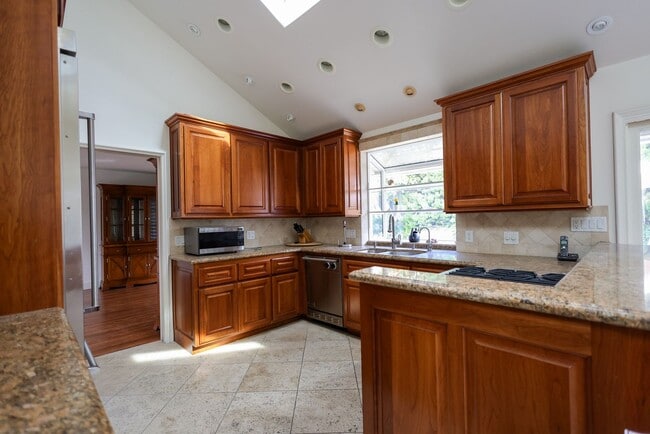 Building Photo - Luxurious Newport Beach Home