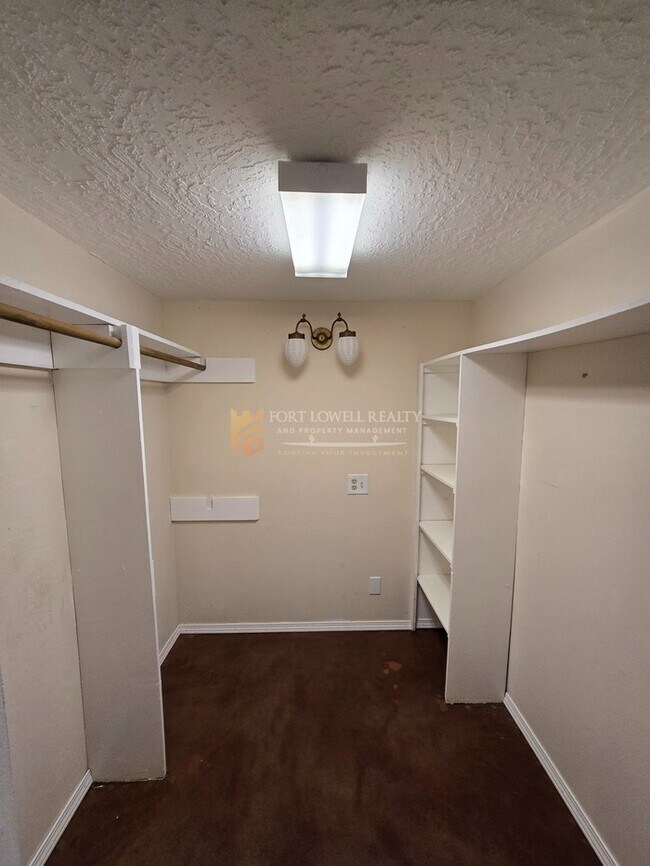 Building Photo - Vintage 3 Bedroom, 2 Bath Home with all the Modern Conveniences!!