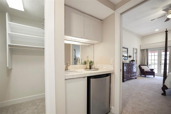 Building Photo - 4941 Bayshore Blvd