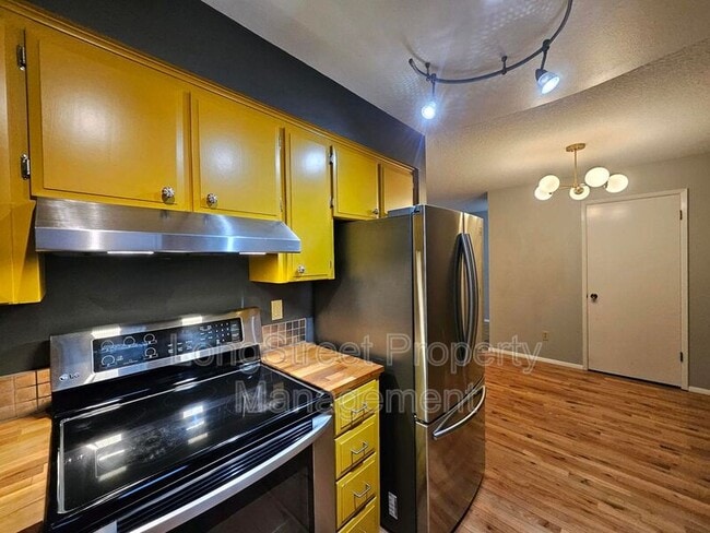 Building Photo - 4602 NE Broadway