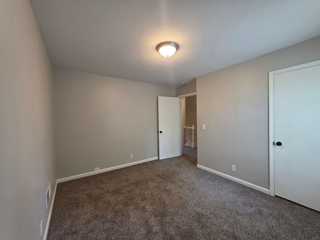 Building Photo - 2 bedroom 1.5 bath townhome in Hendersonville with garage