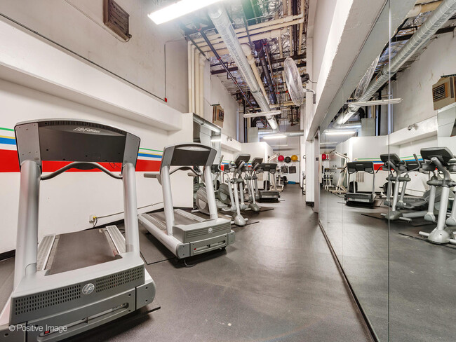 Building Photo - 1212N N La Salle Dr