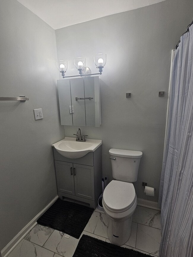 Building Photo - FURNISH, 3 Bedroom 3 Bath Brick Ranch Home