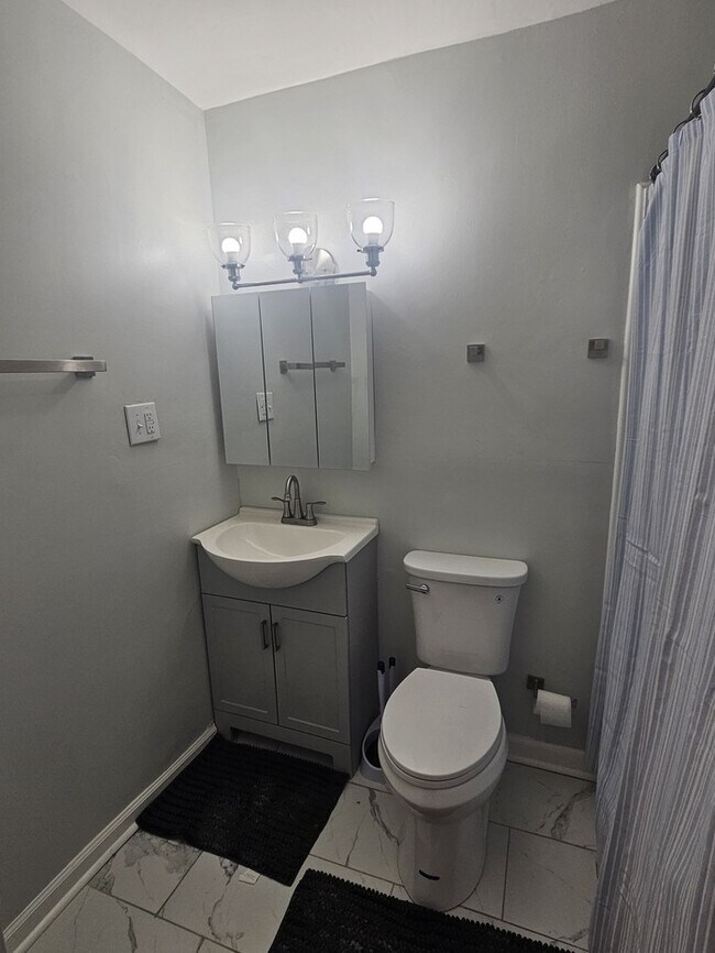 Building Photo - Spacious 3 Bedroom Brick Ranch Home (FURNISH)