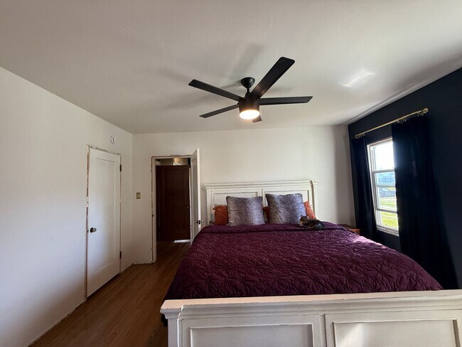 Building Photo - 3 Bedroom, 2 Bathroom charming Craftsman Style Home nestled in the heart of Tulare, CA