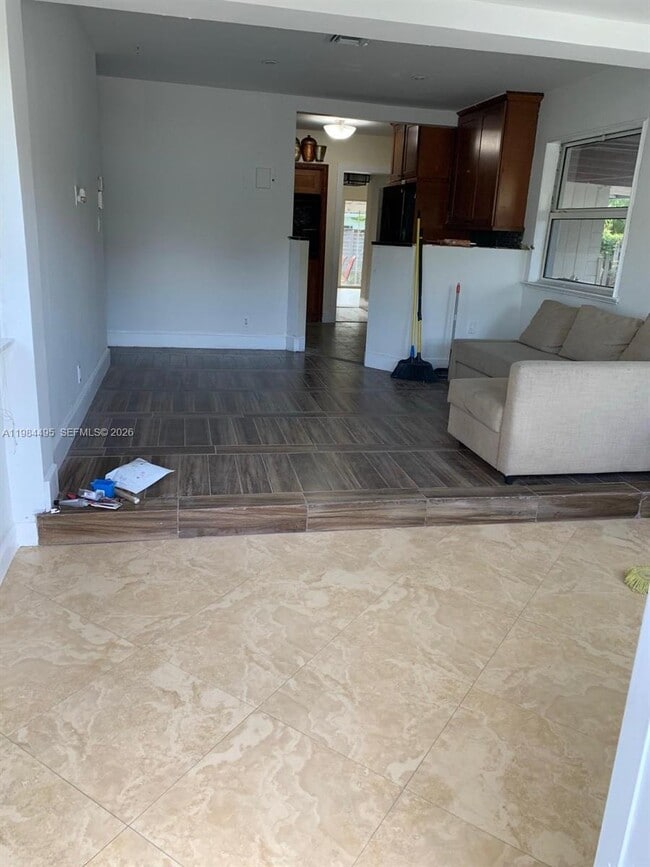 Building Photo - 1511 SW 4th Ave