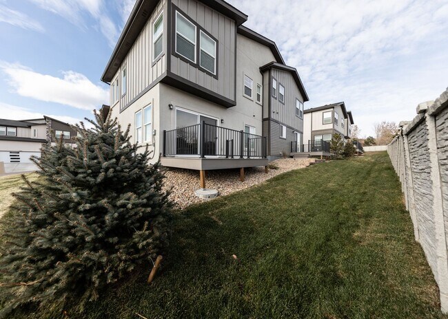 Building Photo - 2 Bedroom Luxury townhome