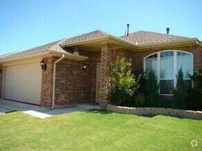 Building Photo - 4 Bedrooms - Moore Schools - Open Plan