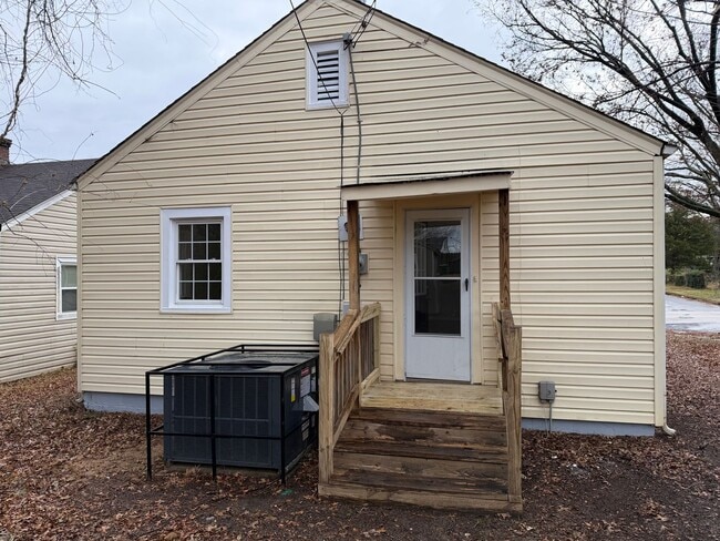 Building Photo - Charming 2 bedroom 1 bath cottage