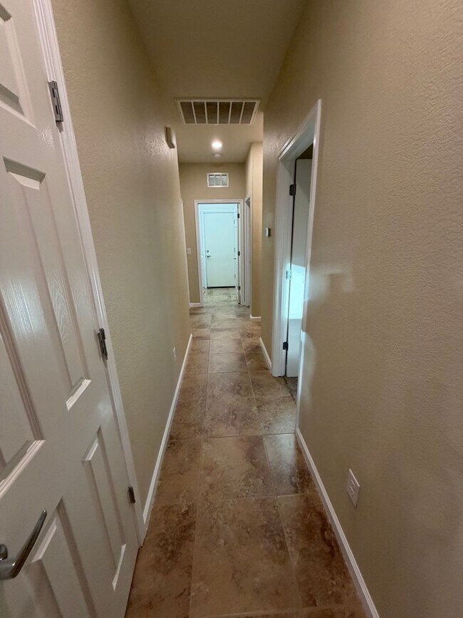 Building Photo - Elegant Low-Maintenance Living Near Golden Eagle & Kiley Lake!