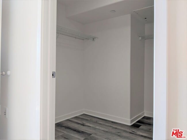 Building Photo - 5143 White Oak Ave