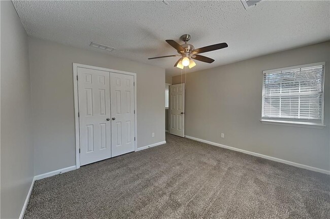 Building Photo - 390 Greenmont Cir