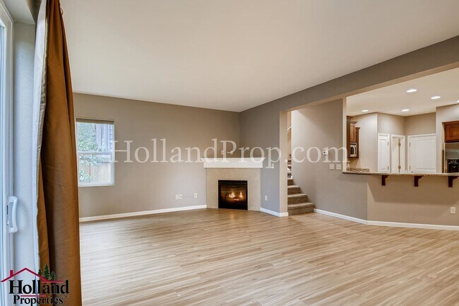 Building Photo - Stunning 3 Bedroom 2.5 Bathroom Home with ...