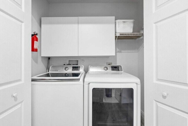 Building Photo - 6085 Robinson St