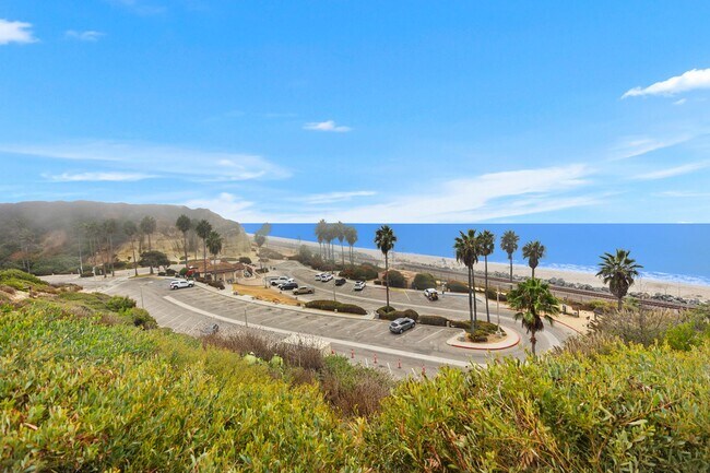 Building Photo - Luxurious 2 Bedroom, 2 Bathroom Condo for Rent