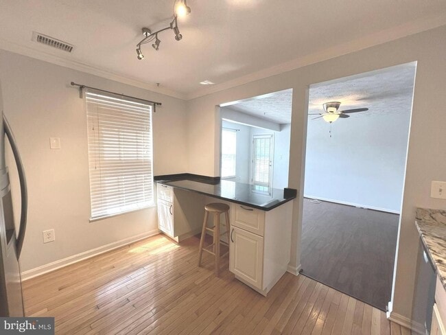 Building Photo - Beautiful 2bd 2bth mid level condo featuri...