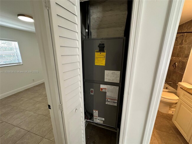 Building Photo - 4830 SW 41st Ave