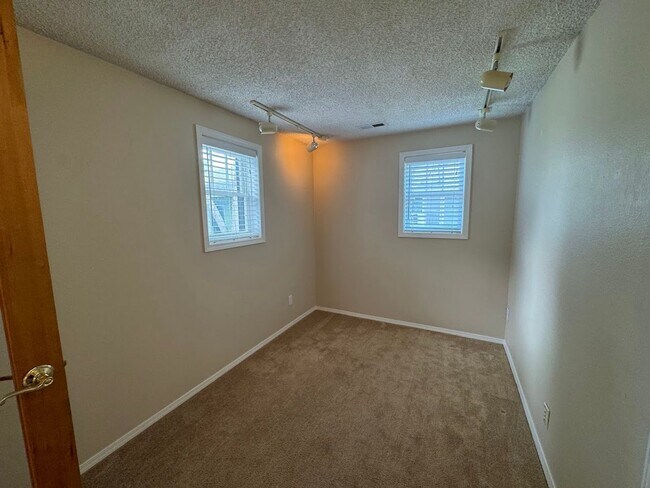 Building Photo - ***$500 off 1st Months Rent!***Well Kept H...