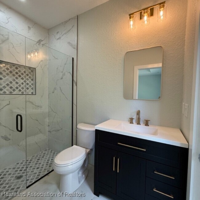 Building Photo - 2011 W Falcon Rd