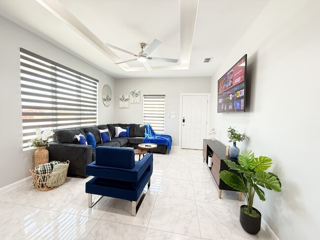 Building Photo - 2108 E Viviana St