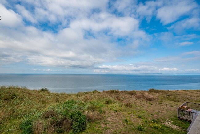 Building Photo - 3 Bedroom Condo on West Beach Bluffs **$500 of the first months rent**