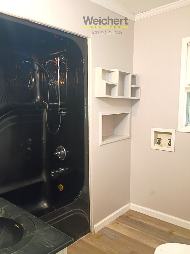 Building Photo - 3BR Home w/ Garage & Fenced Yard