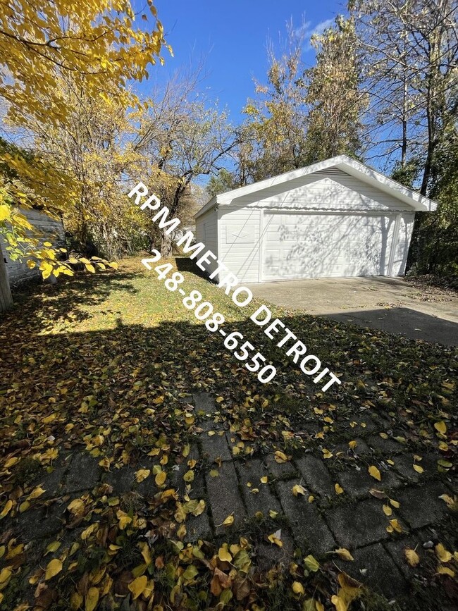 Building Photo - Ranch Home in Harper Woods