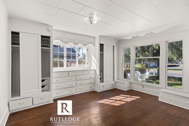 Building Photo - Vintage East Medford Living / Huge Private Front Porch