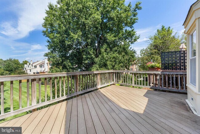 Building Photo - 5142 Woodford Dr