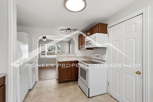 Building Photo - Updated 1/2 Duplex with Washer/Dryer and Fenced Yard