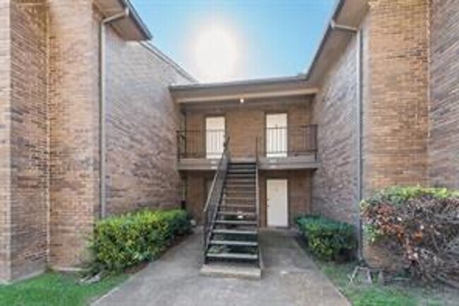 Building Photo - Updated 2 Bed, 2 Bath Condo – Walk to Lake Ray Hubbard!