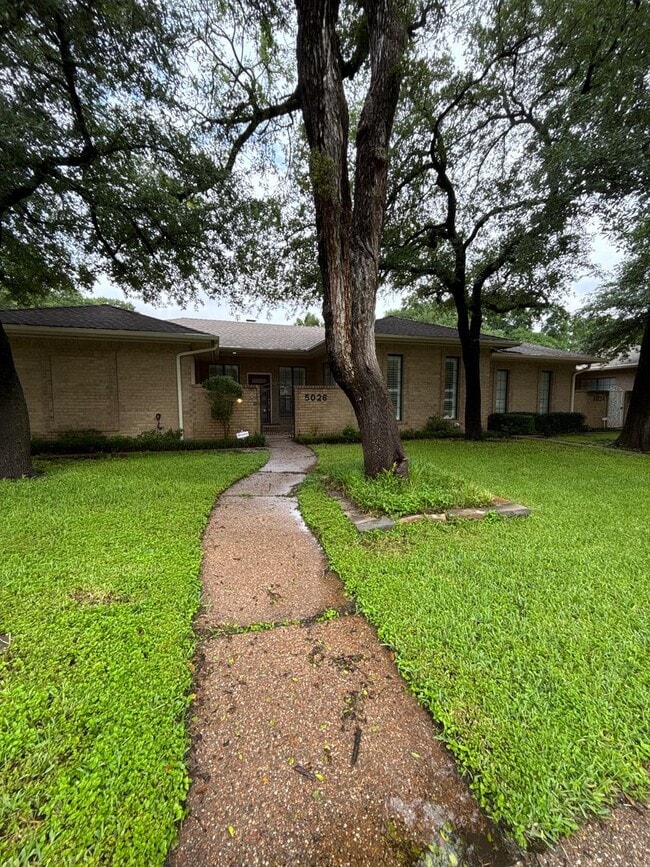 Building Photo - 5026 Bellaire Dr S