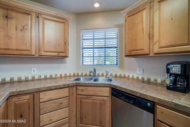 Building Photo - 6441 N Tierra De Las Catalinas